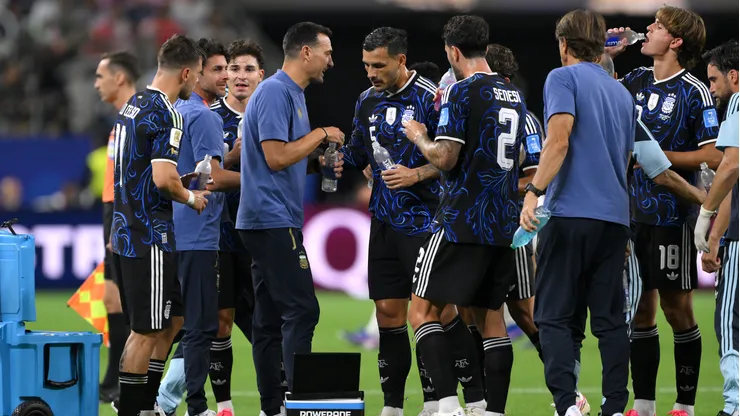 Lionel Scaloni habla con los jugadores argentinos durante un cooling break.
