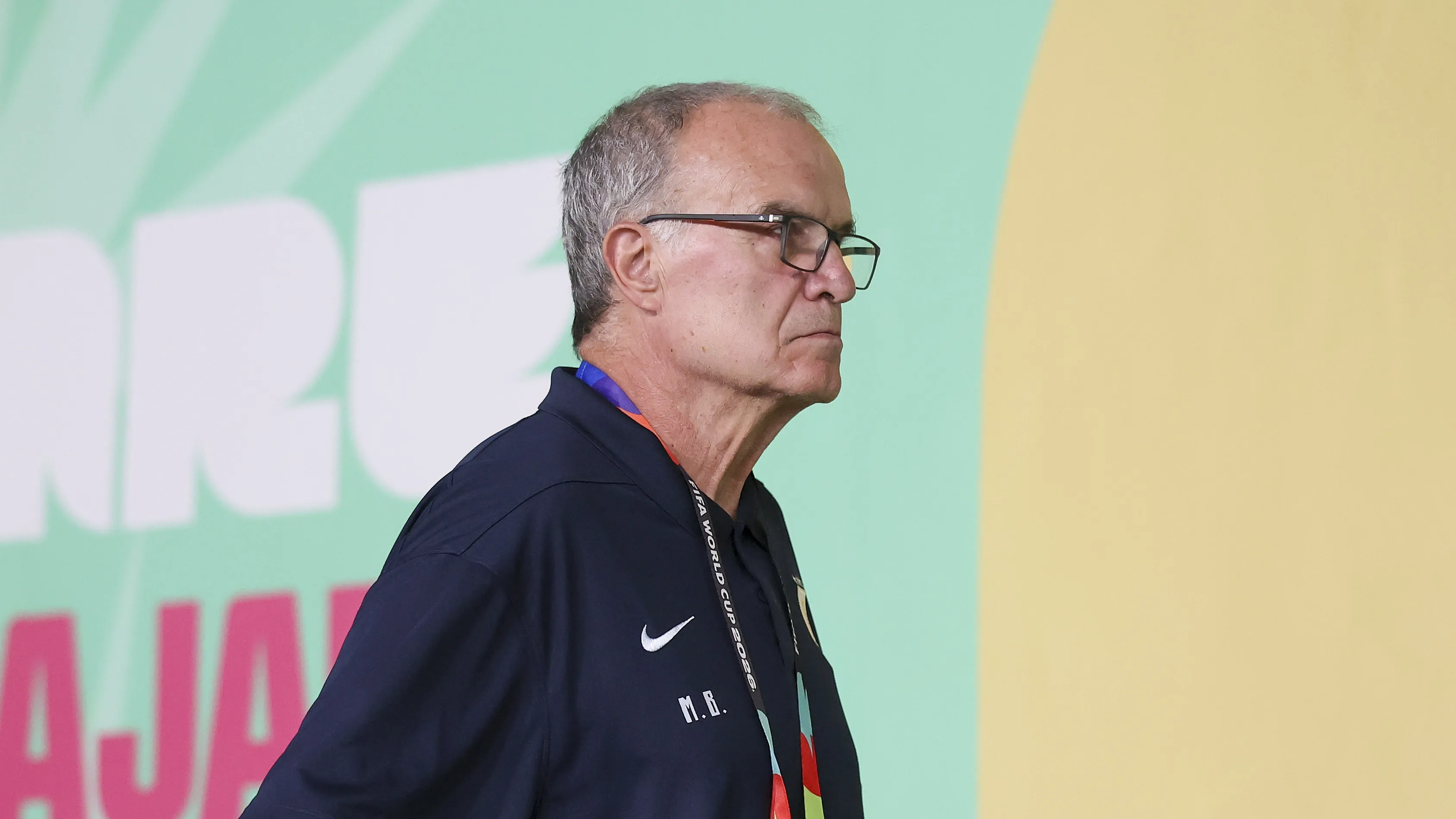 Marcelo Bielsa sumó un nuevo golpe mundialista en su carrera al quedar eliminado con Uruguay. Foto: Getty.