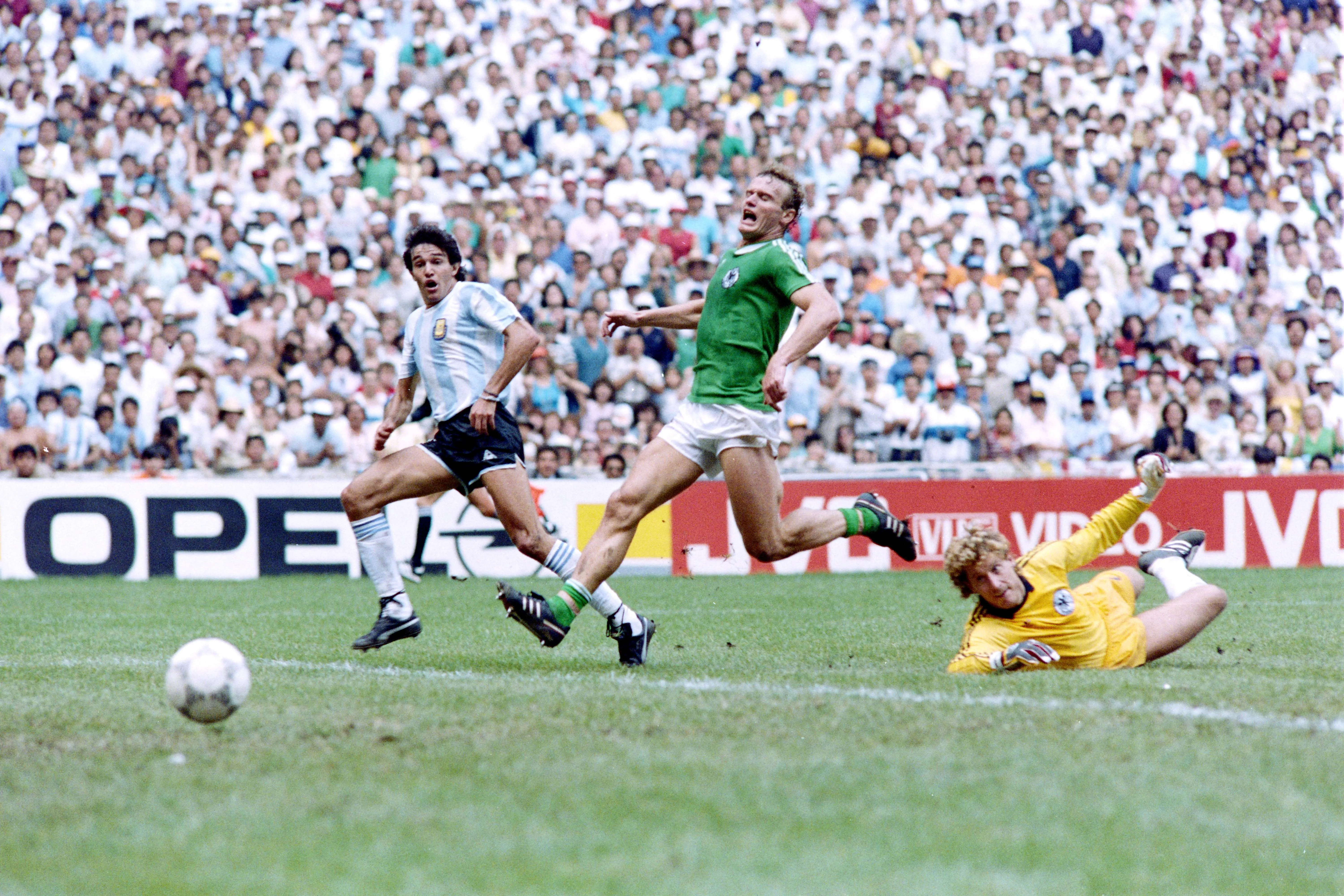 Burruchaga ibserva como la pelota está por tocar la red y será el 3-2. Getty Images.