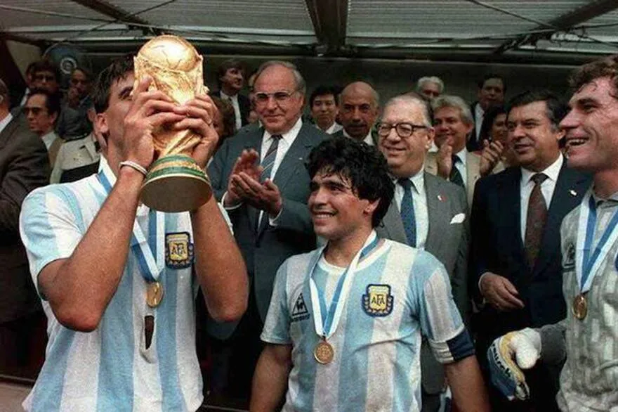 Brown, la camiseta agujereada y la Copa. Foto AP