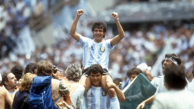 Schlussjubel Argentinien, Torschütze Jorge Luis Burruchaga wird gefeiert