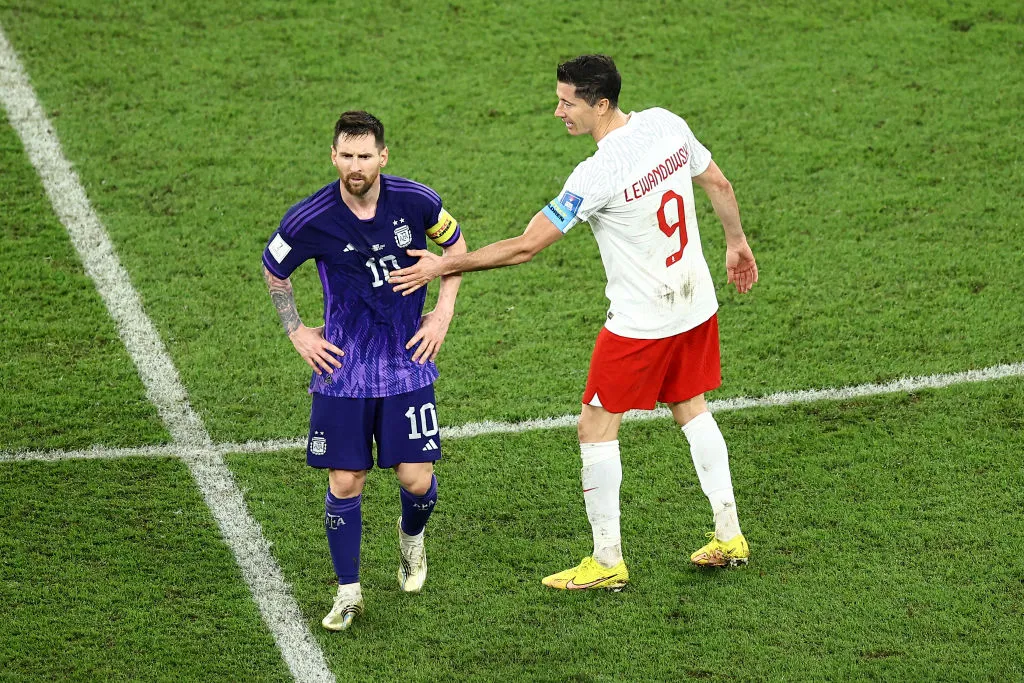 Lionel Messi y Robert Lewandowski en Argentina – Polonia en el Mundial 2022. (Getty Images)