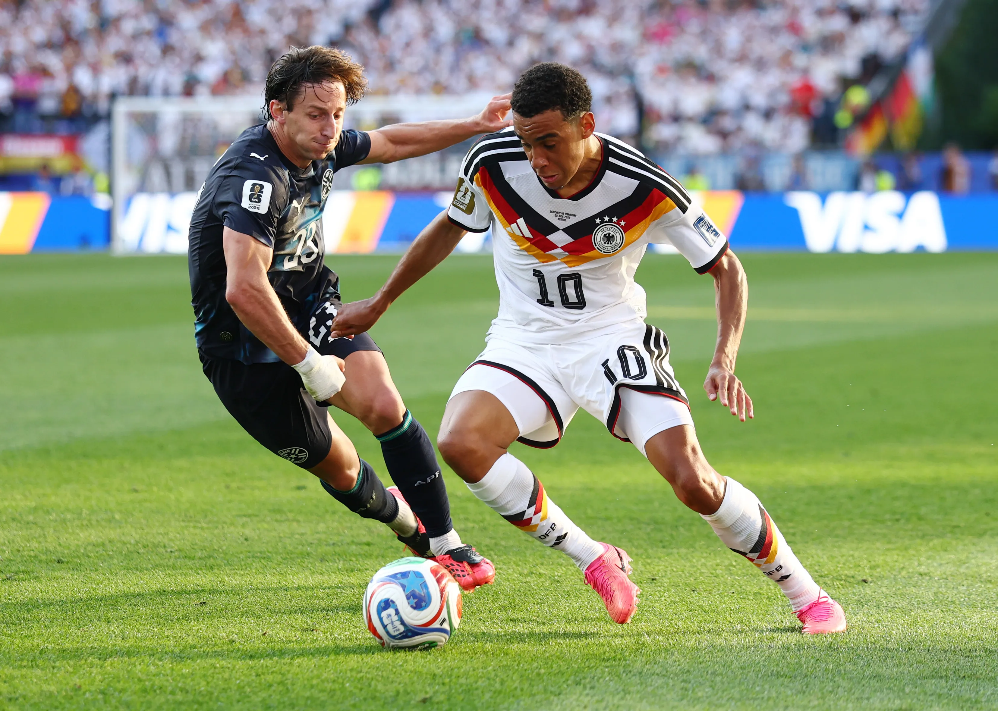 Galarza onda ante Musiala. (Foto: Getty).