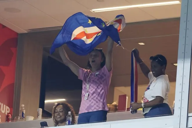 La mamá de Vozinha en la cancha apoyando a su hijo. Foto Vozinha.