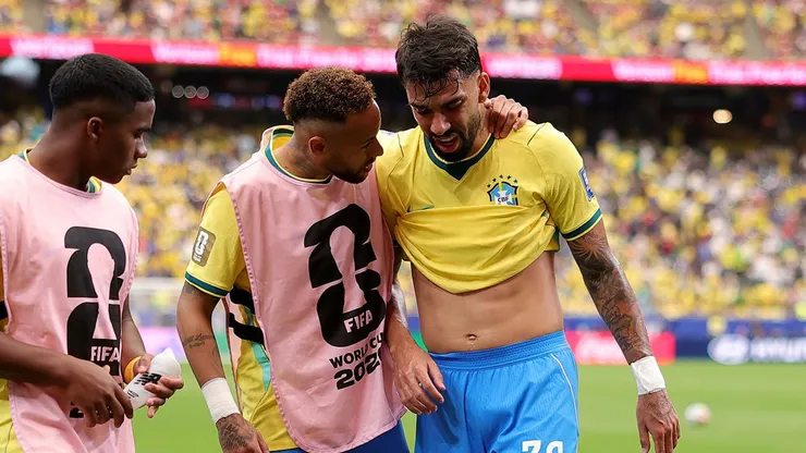 Lucas Paquetá es abrazado por Neymar en medio su llanto por la lesión.