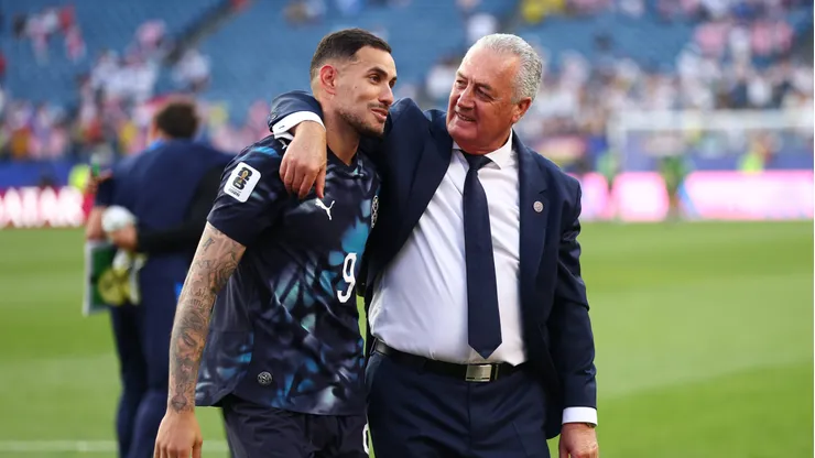 Antonio Sanabria celebra la clasificación de Paraguay junto a Gustavo Alfaro.