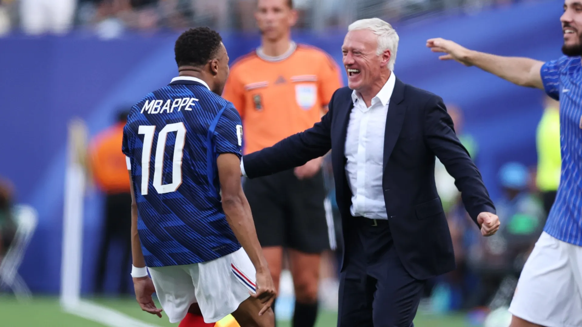 Kylian Mbappé celebra junto a Didier Deschamps. (Getty Images)