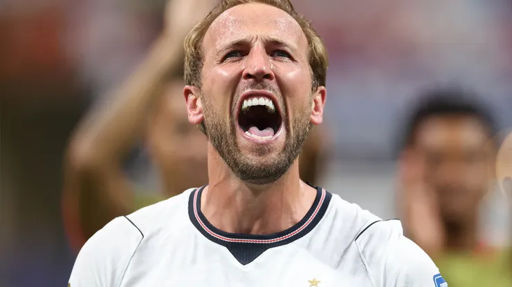 Anthony Gordon se rindió ante Harry Kane