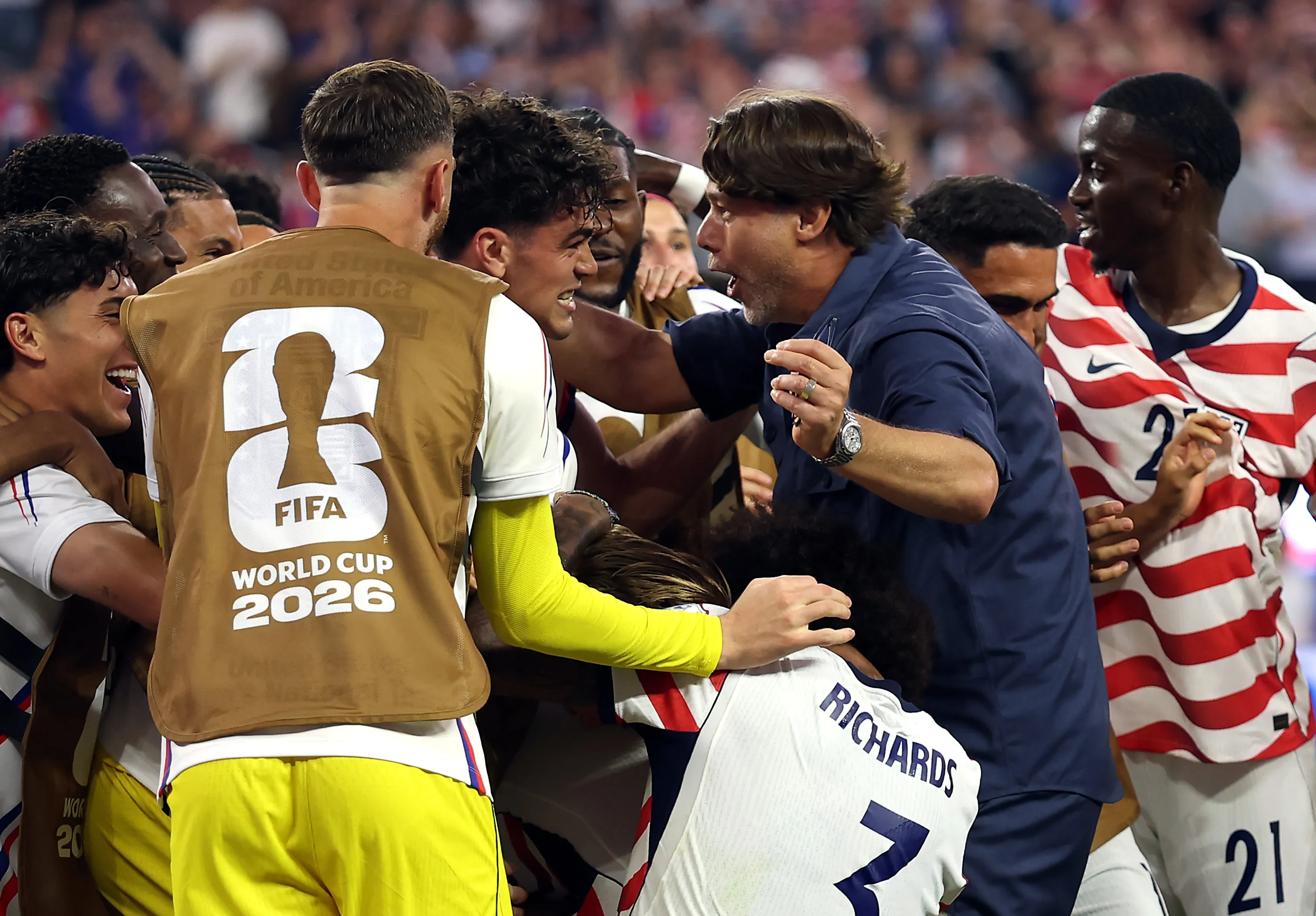 El festejo de los jugadores de Estados Unidos con Mauricio Pochettino en la victoria 2 a 0 sobre Bosnia. Getty Images.