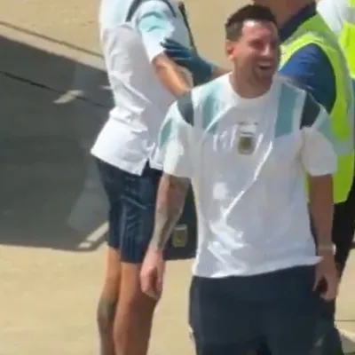 La insólita reacción de Lionel Messi al ver un objeto prohibido del Cuti Romero en el aeropuerto