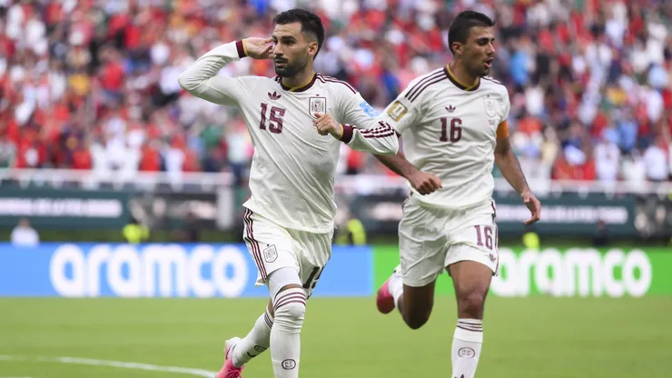 Álex Baena celebra su gol ante Uruguay.