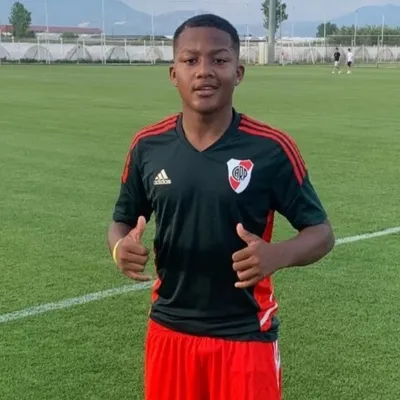 Alarma en River: la promesa panameña de 16 años que se fue a entrenar con Bayern Múnich
