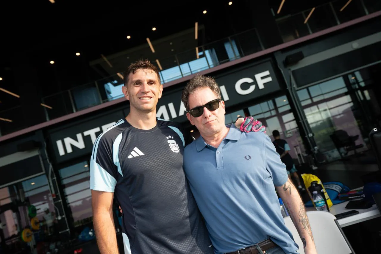 Emiliano Martínez y Andrés Calamaro. (Foto: @tapiachiqui).