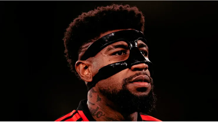 Por qué un jugador de Flamengo tiene una máscara en el amistoso ante River en Portugal