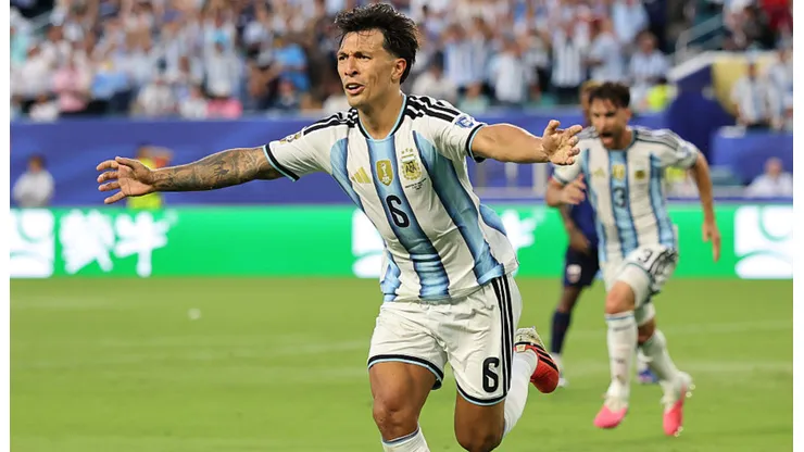 Lisandro Martínez celebra su gol.
