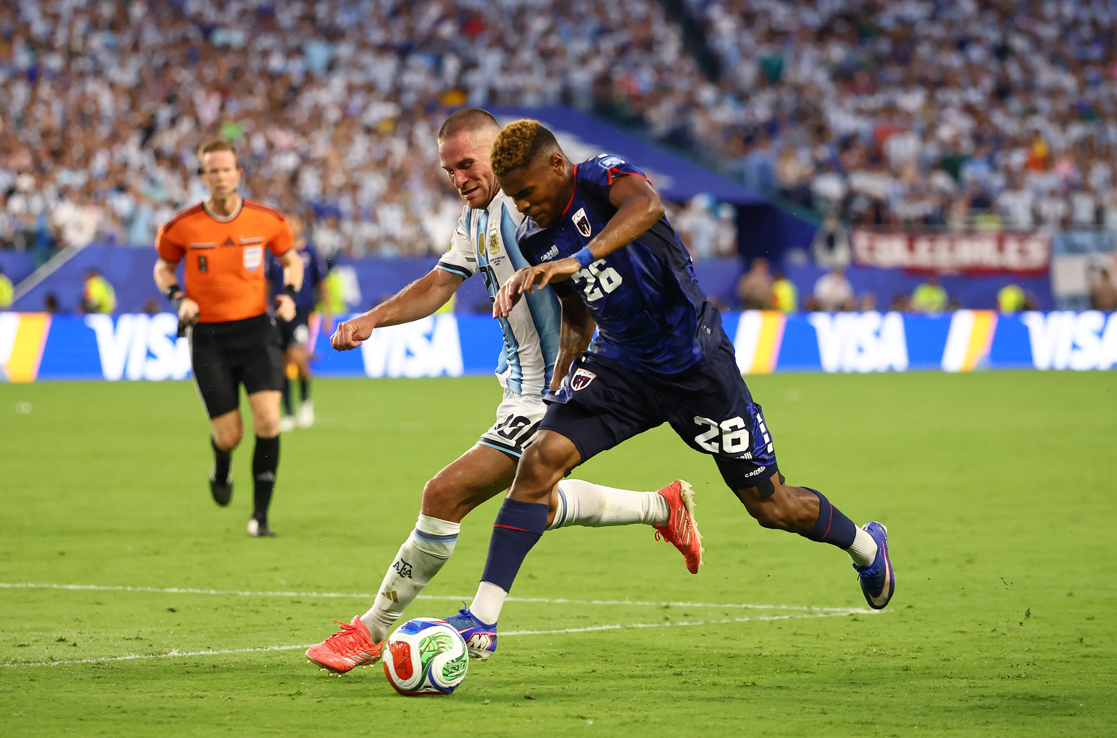 Alexis Mac Allister en pleno partido ante Cabo Verde. (Robert Cianflone/Getty Images)