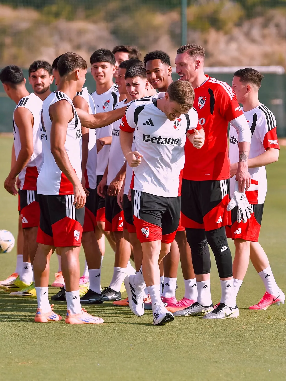 Beltrán, saliendo del pasillo de bienvenida del plantel, en la pretemporada en Alicante. (Foto: Prensa River)