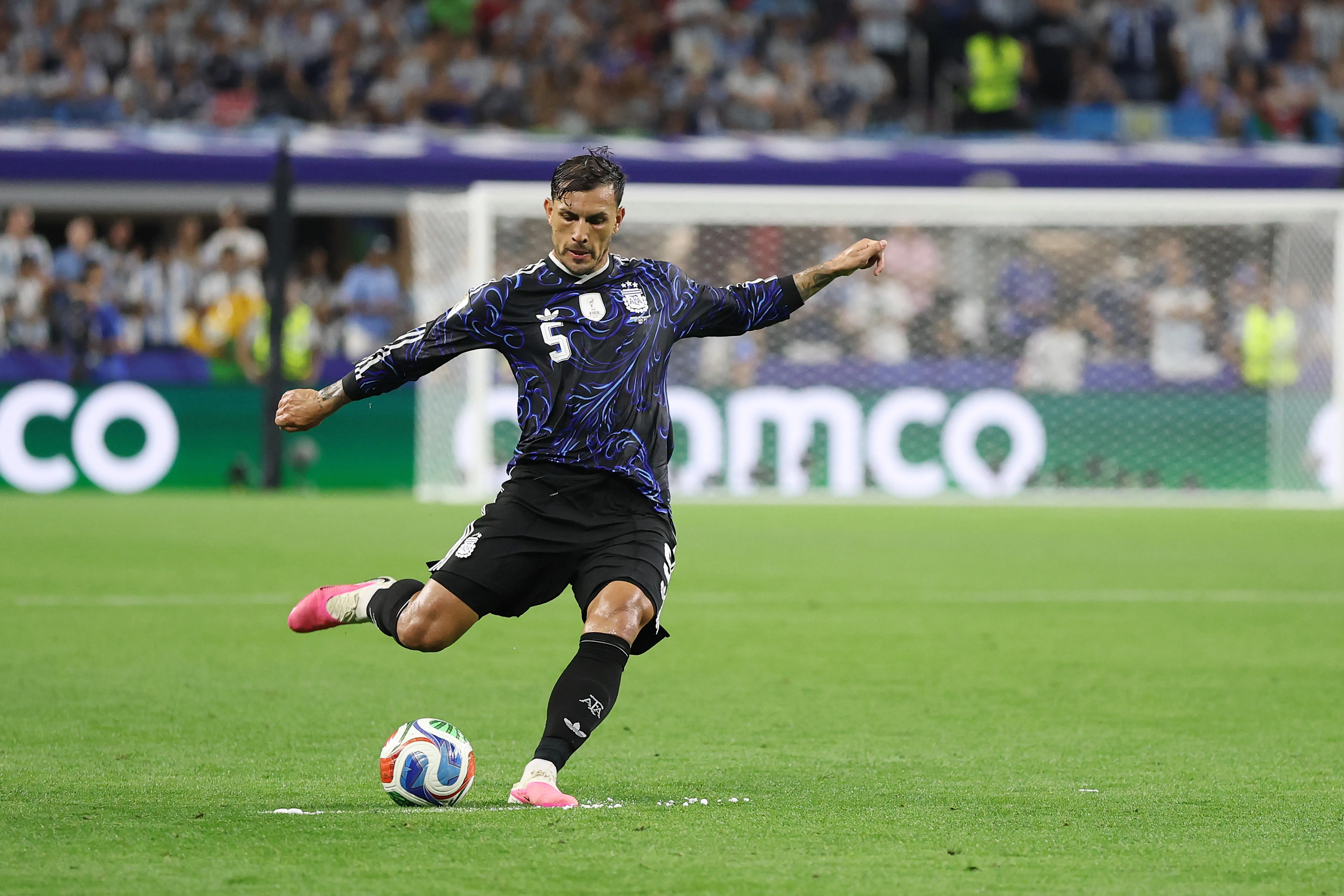 Leandro Paredes ordena a Argentina (Getty)