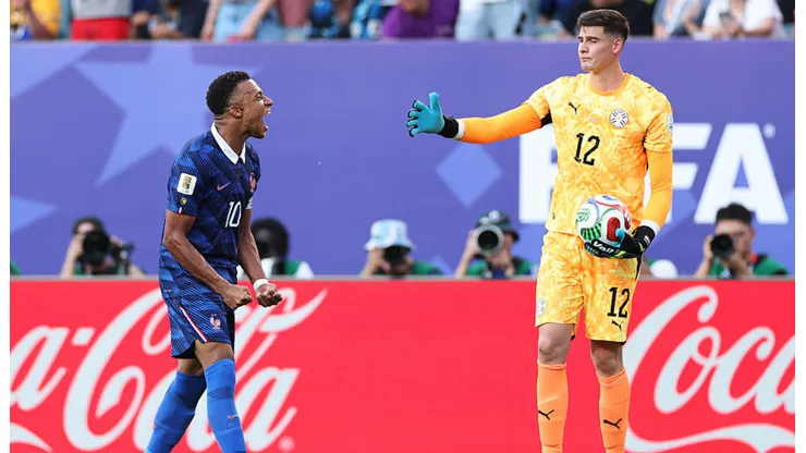 Kylian Mbappé y Orlando Gill, en Francia - Paraguay por el Mundial 2026.
