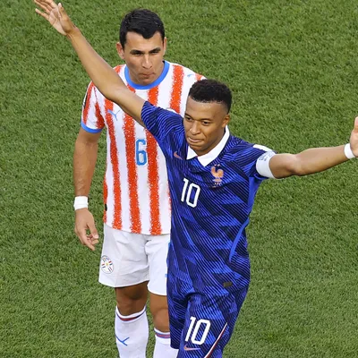 El VAR le perdonó la vida a Mbappé: ¿era roja?