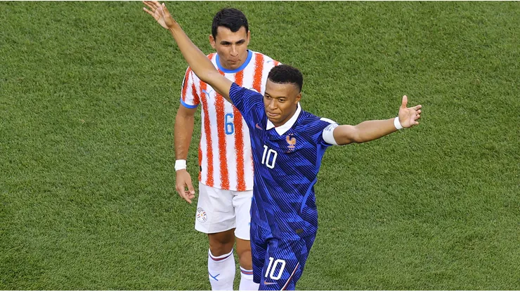 El VAR le perdonó la vida a Mbappé: ¿era roja?