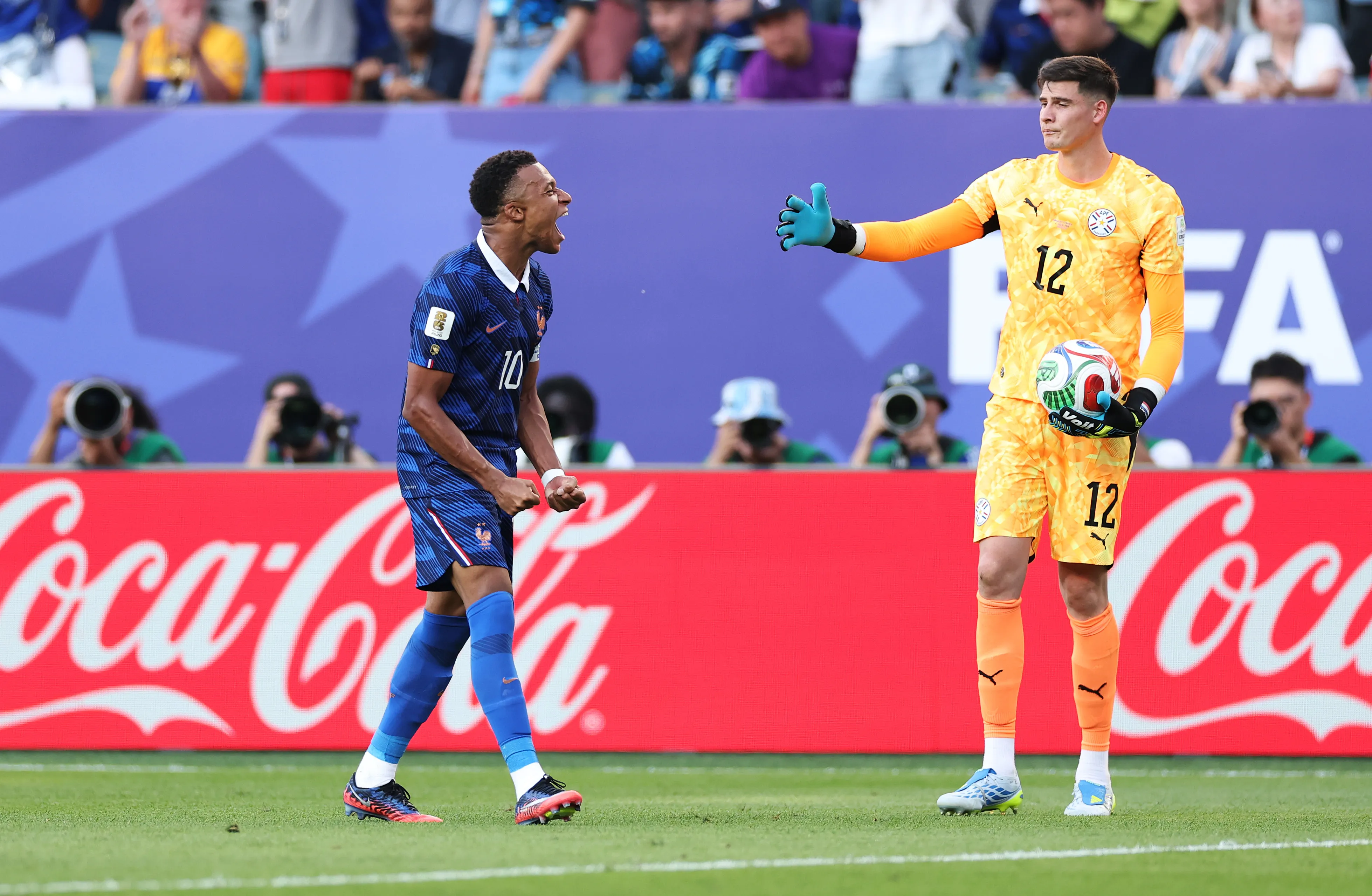 El momento en el que Kylian Mbappé le grita la clasificación en la cara a Orlando Gill.Getty Images.