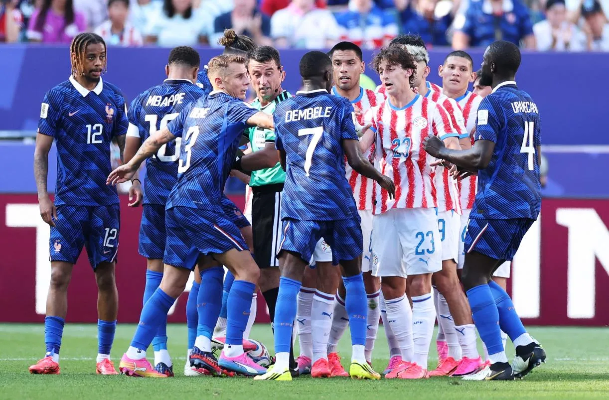 Los jugadores de Francia y Paraguay en uno de los tantos cruces que protagonizaron en Filadelfia. Getty Images.