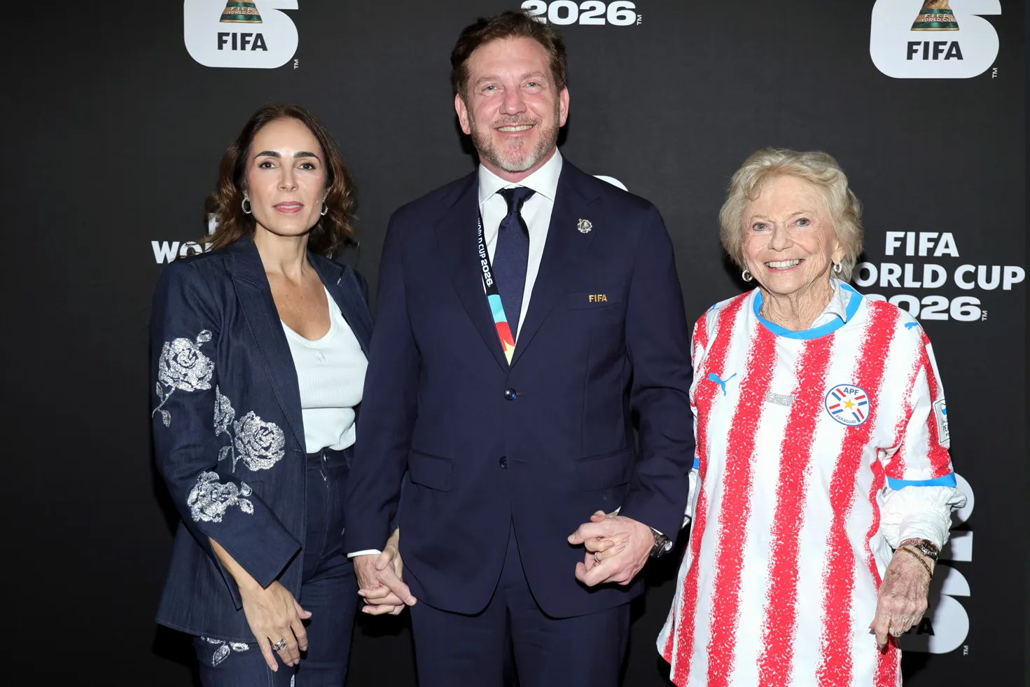 Alejandro Domínguez junto a su esposa, María Pérez y a su madre, Peggy Wilson-Smith. (Foto: Getty).
