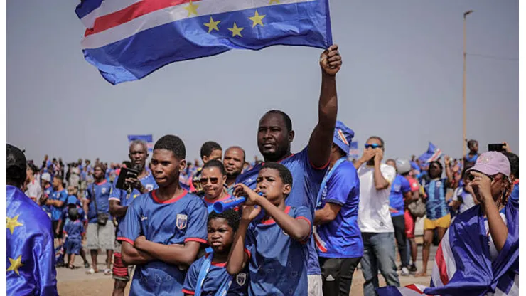 Los ciudadanos de Cabo Verde recibiendo al plantel tras el Mundial 2026.
