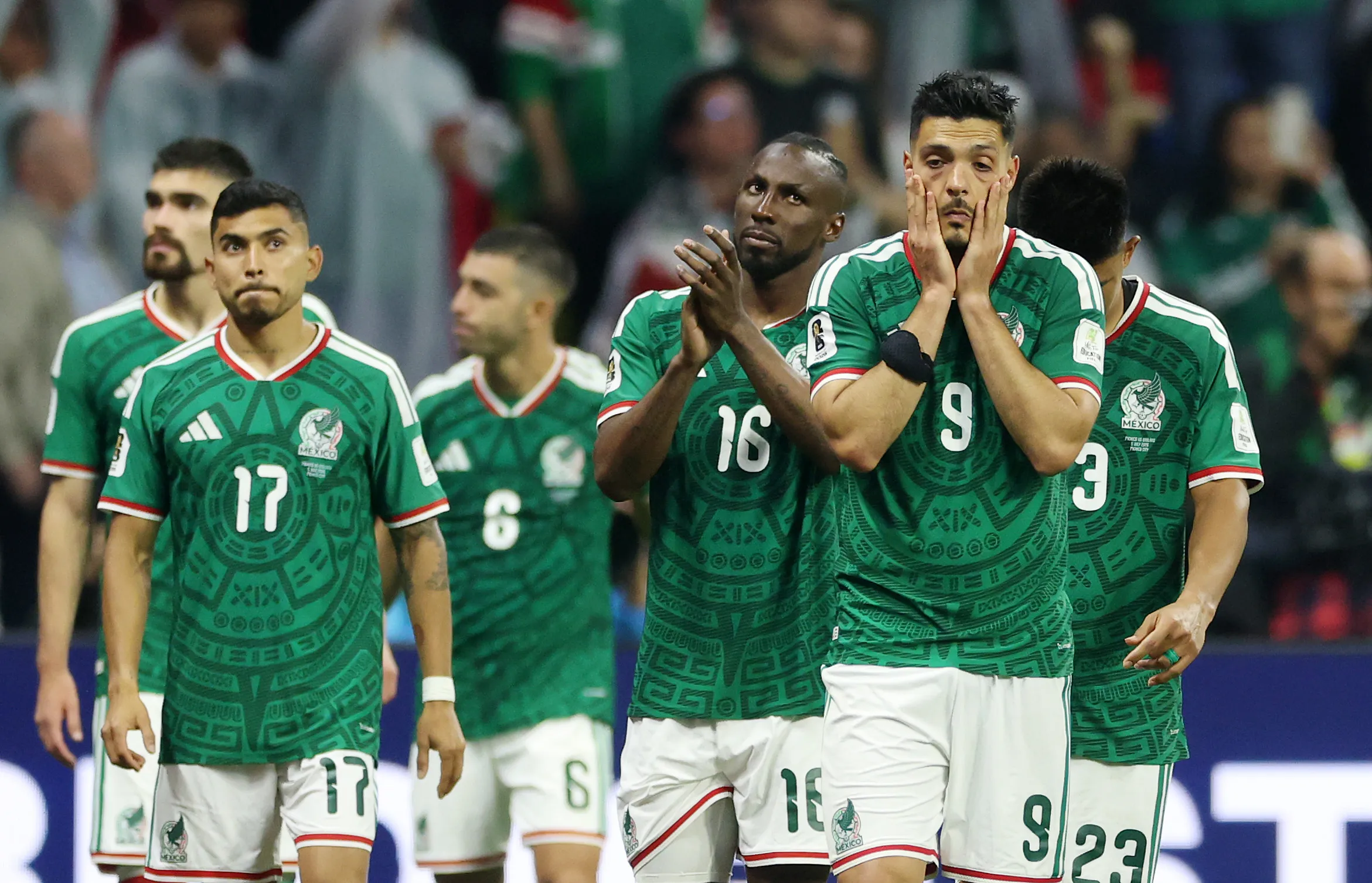 La deshazón de los jugadores mexicanos tras la caída con Inglaterra. Getty Images.