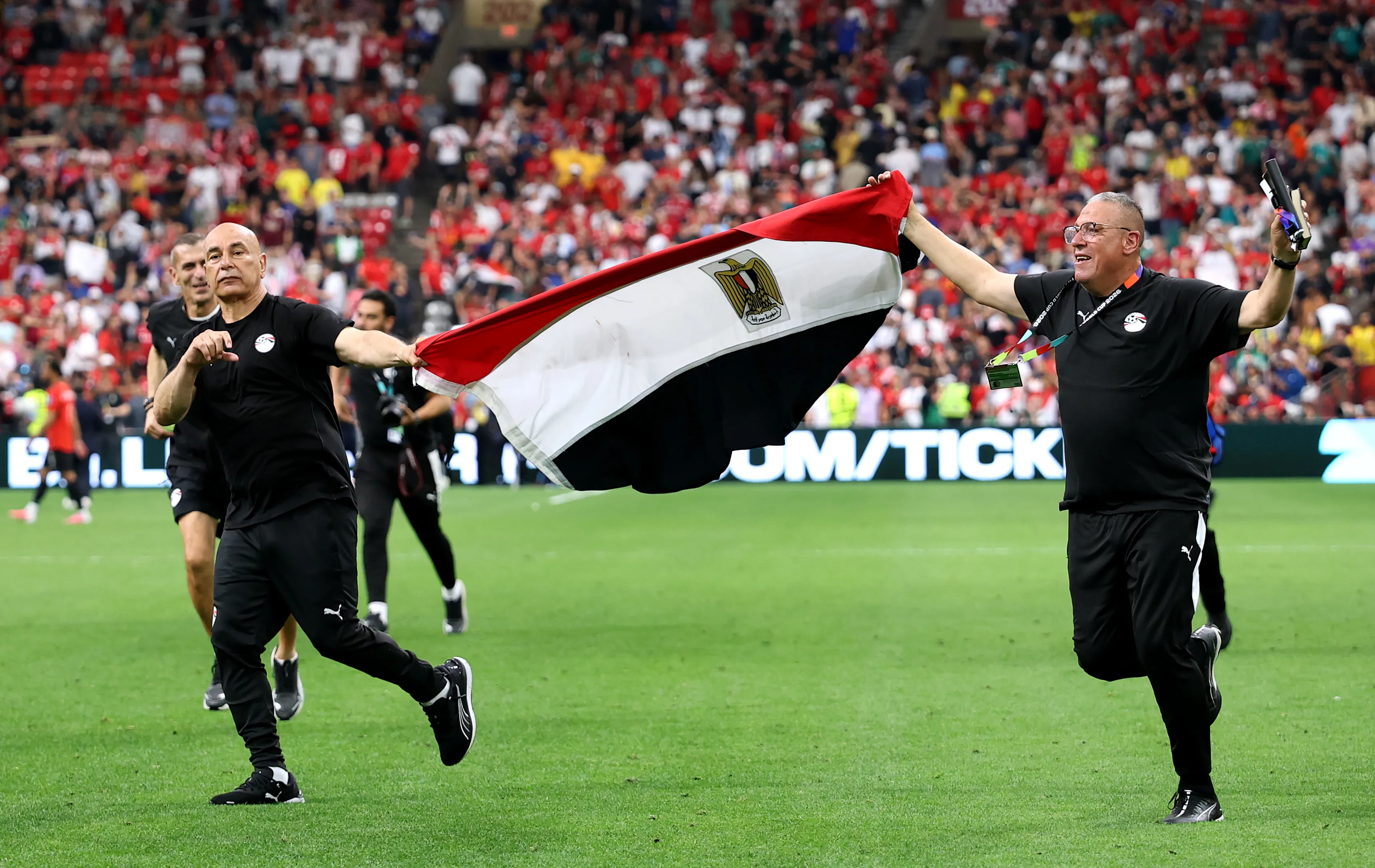 Hossam Hassan, con la bandera de Egipto, luego de la victoria 3 a 1 sobre Nueva Zelanda. Getty Images.