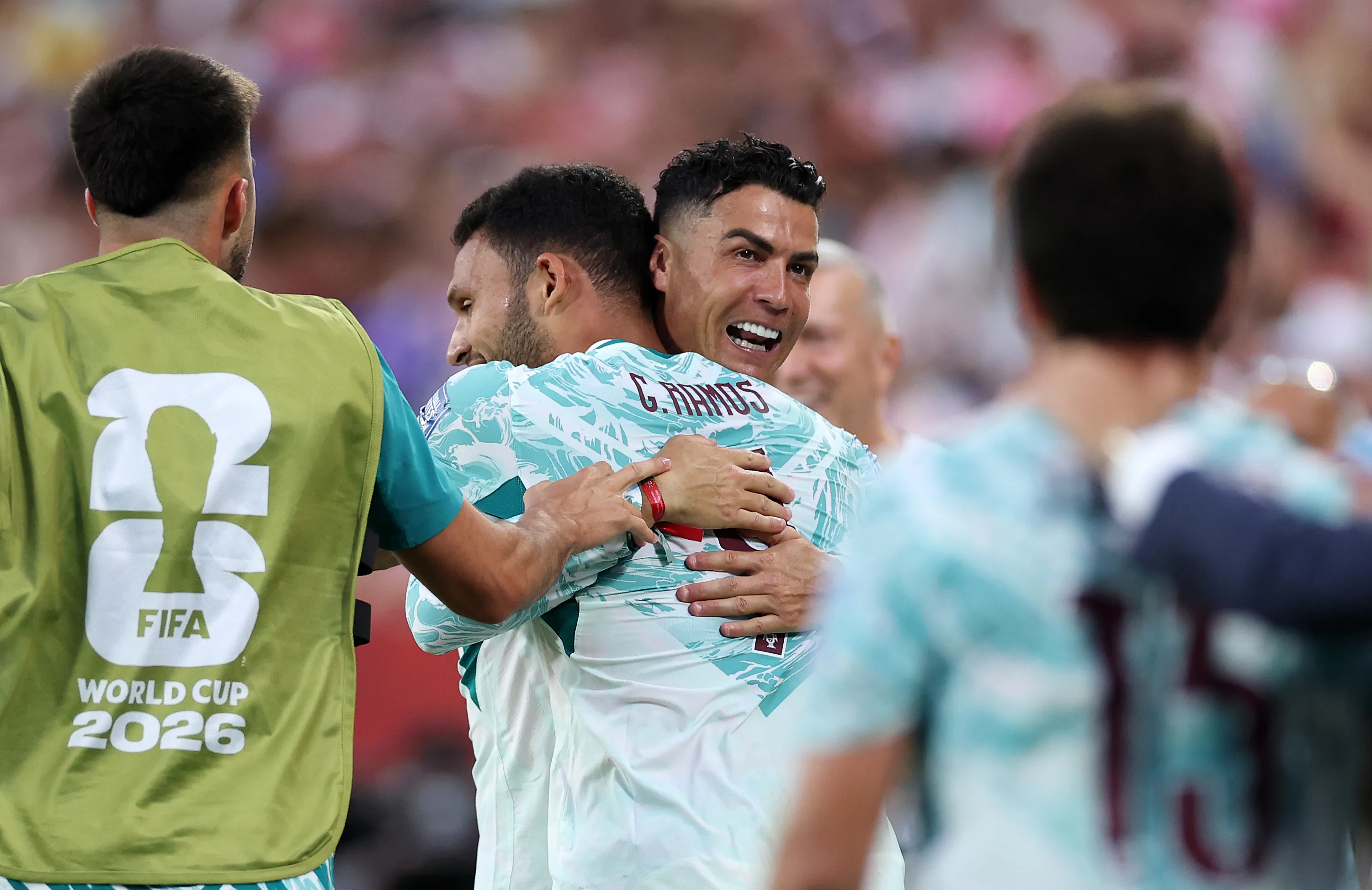 Cristiano Ronaldo celebra la clasificación de Portugal con Gonçalo Ramos.