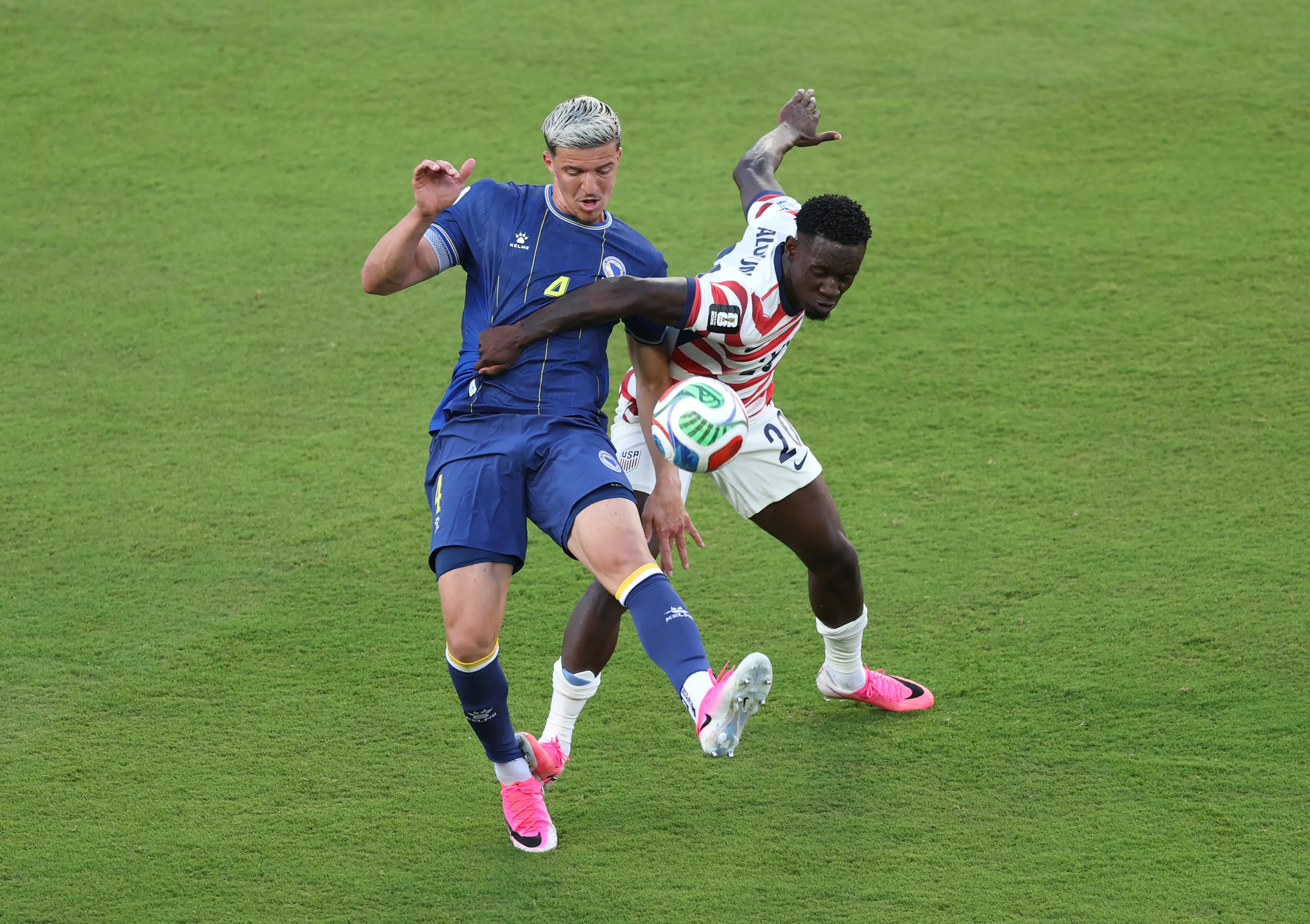 La patada por la que Balogun fue expulsado contra Bosnia (Getty Images).