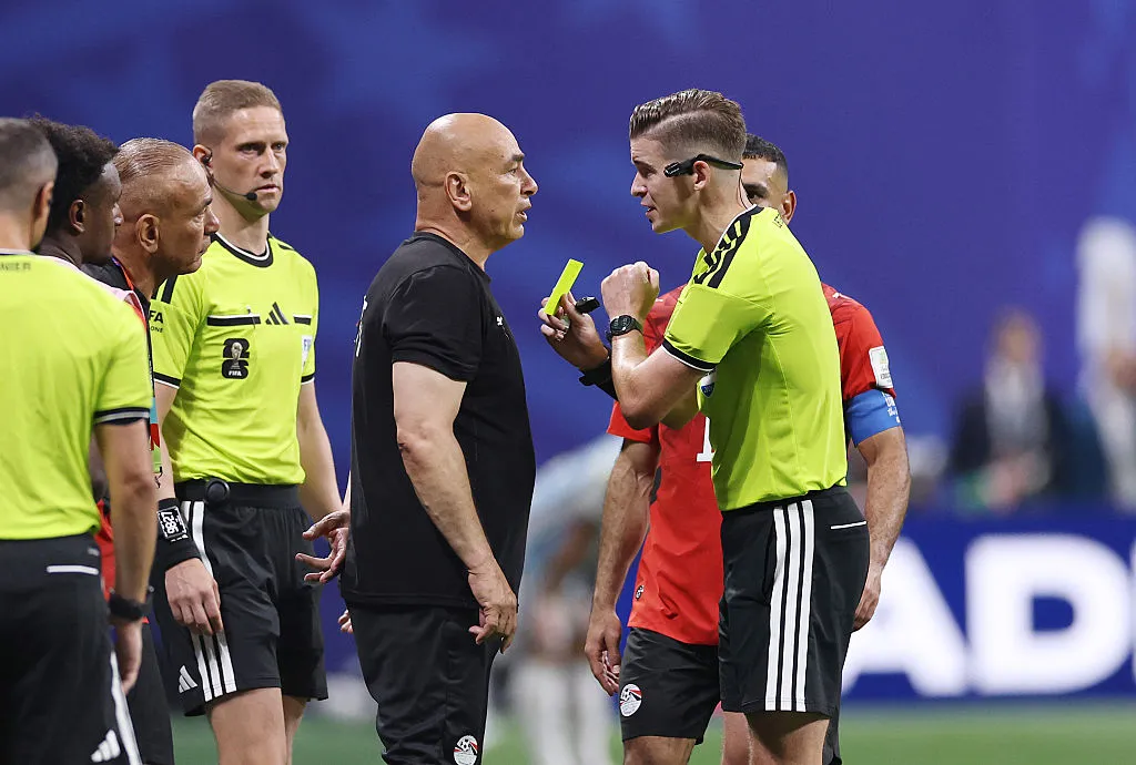 Hossam Hassan pasó todo el partido discutiendo con las decisiones arbitrales. (Getty)