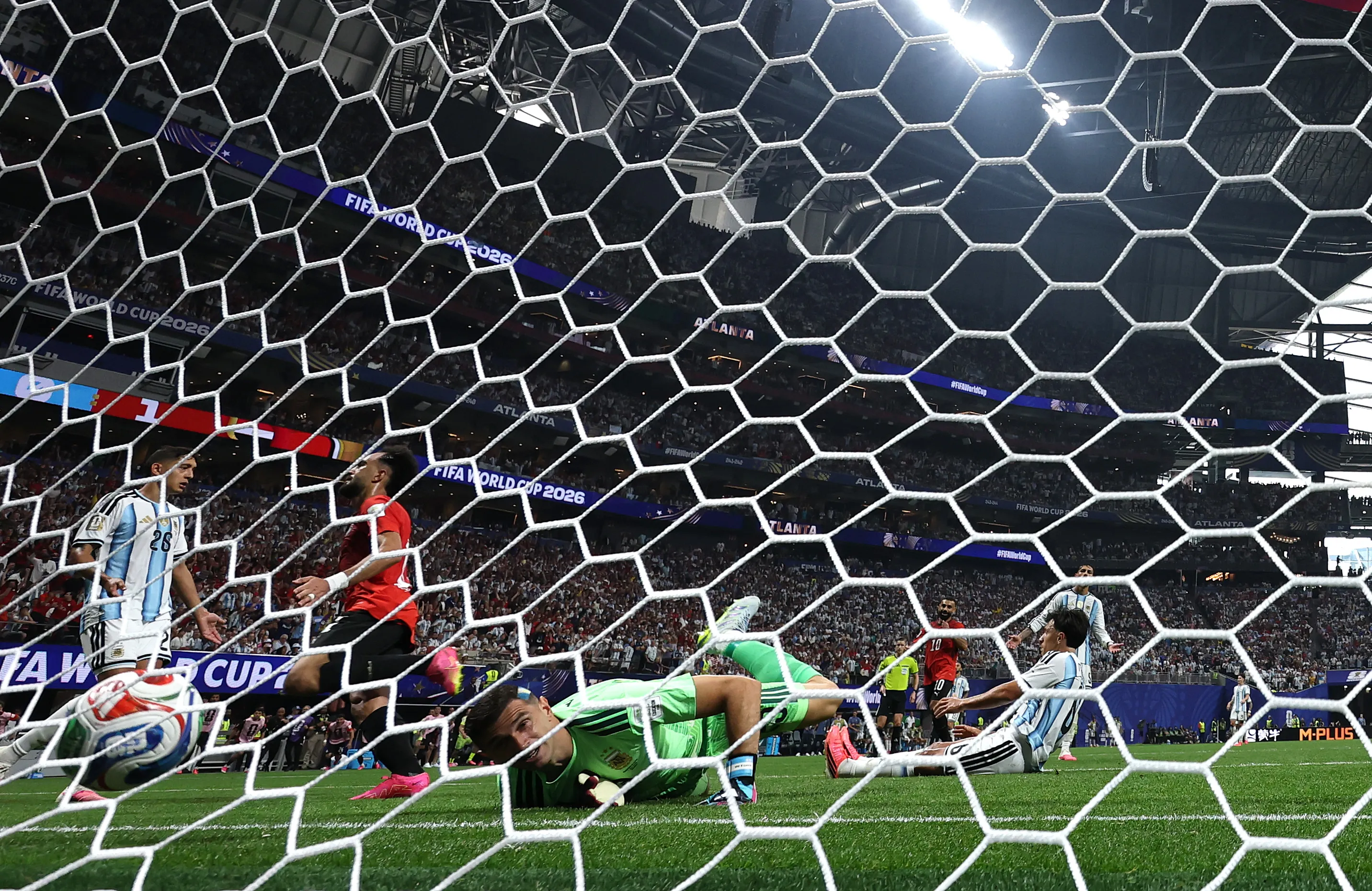 Dibu Martínez en el segundo gol de Egipto. (Foto: Getty)