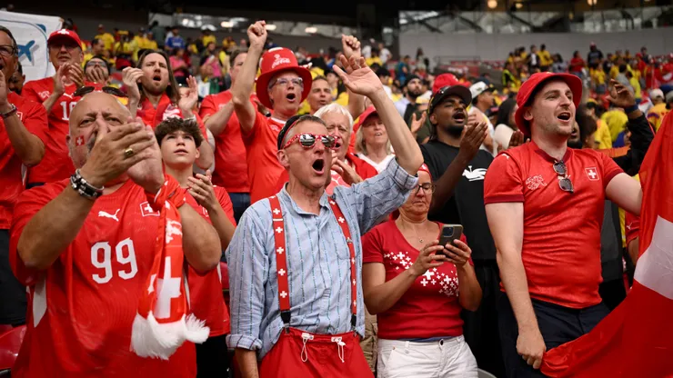 Los hinchas de Suiza festejaron la clasificación ante Colombia.