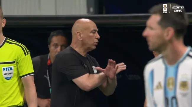 Hassan hizo el mismo gesto cuando anularon el gol de Zico, media hora antes del 3-2 de Enzo. (Captura Disney+)
