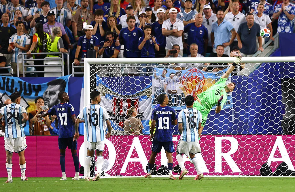 FIFA no destaca las tapadas claves de Dibu Martínez contra Austria o Cabo Verde. (Getty)