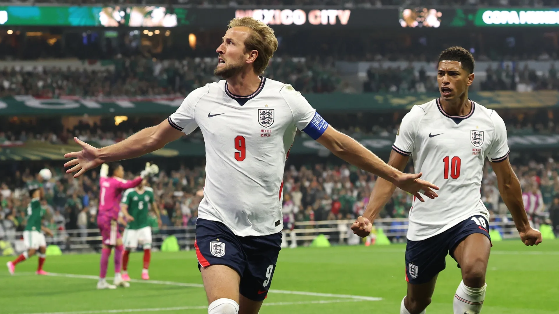 Harry Kane y Jude Bellingham celebran uno de los goles ante México.