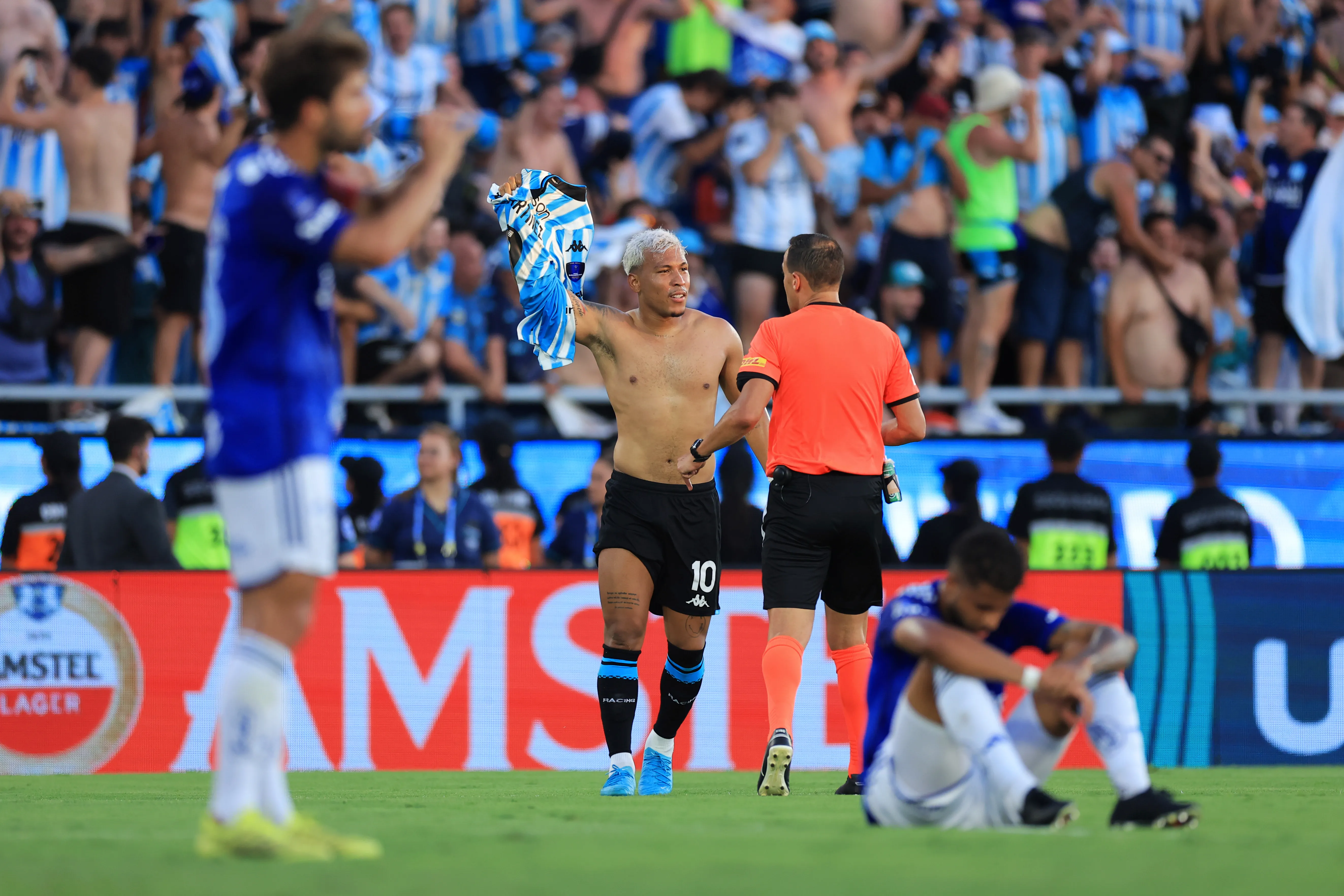 Roger Martínez celebra el tercer gol de Racing ante Cruzeiro y la obtención de la Copa Sudamericana. (Getty Images)