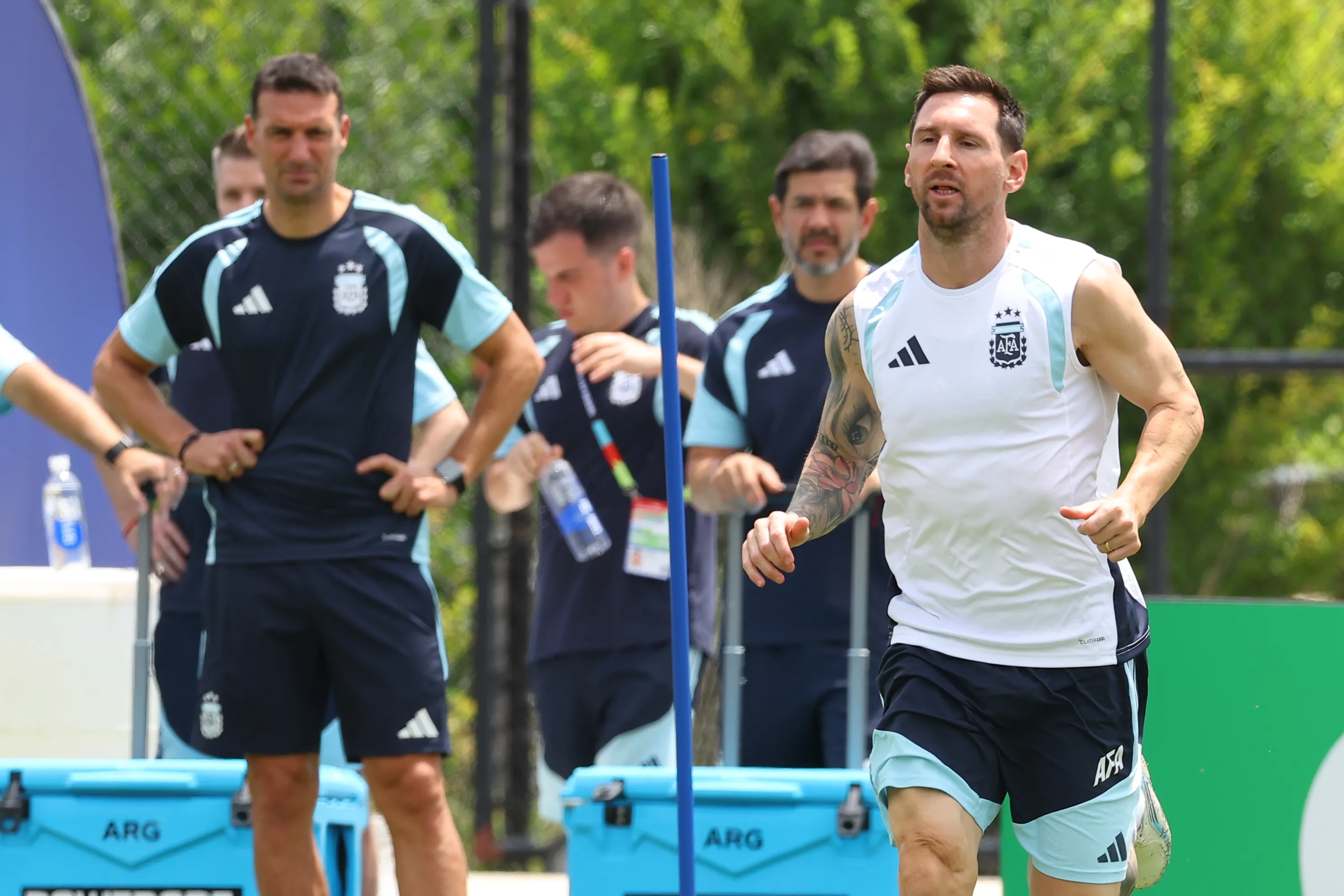 Scaloni y Messi en el entrenamiento. (Foto: Getty)