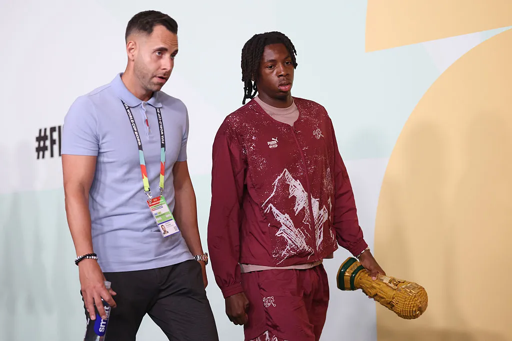 Manzambi llevó una Copa del Mundo al partido entre Suiza y Colombia.