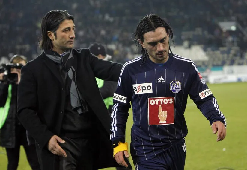Los hermanos Hakin, uno DT y el otro jugador. Foto Keystone.