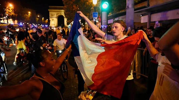 Los hinchas franceses celebraron el triunfo ante Marruecos.