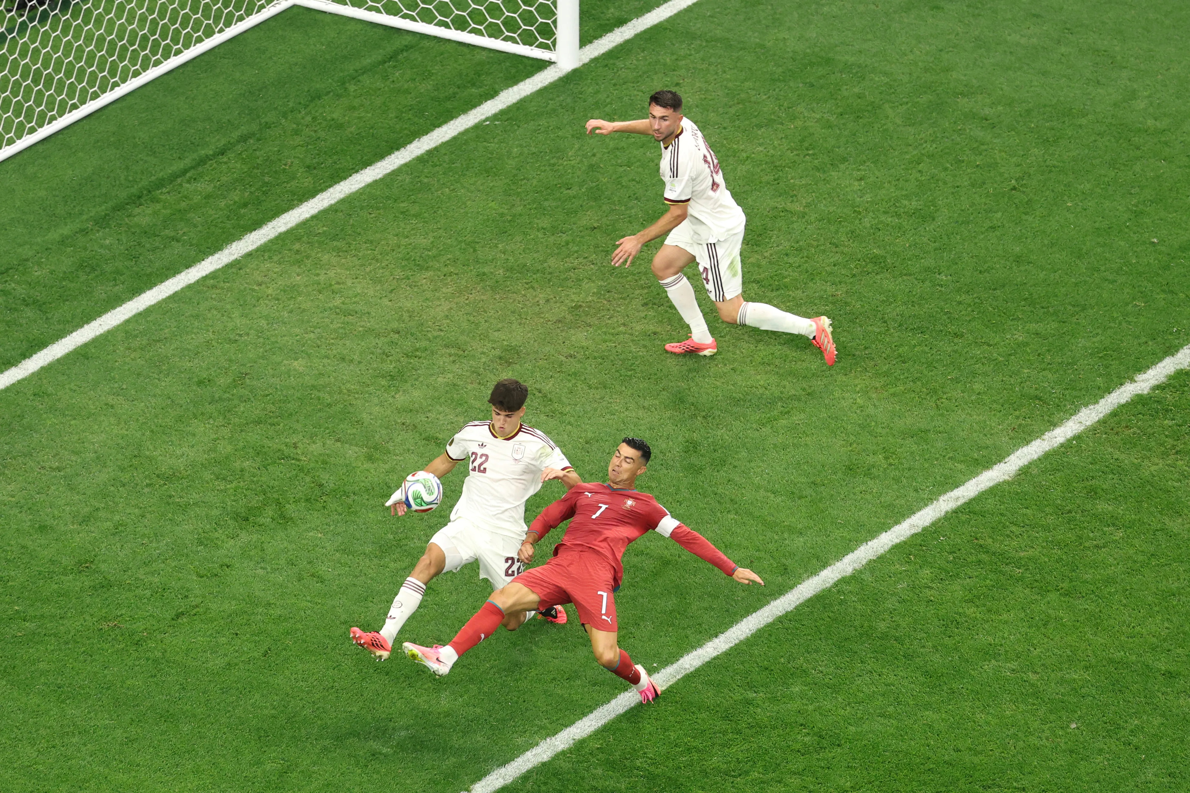 Cubarsí ante Cristiano Ronaldo. (Foto: Getty)