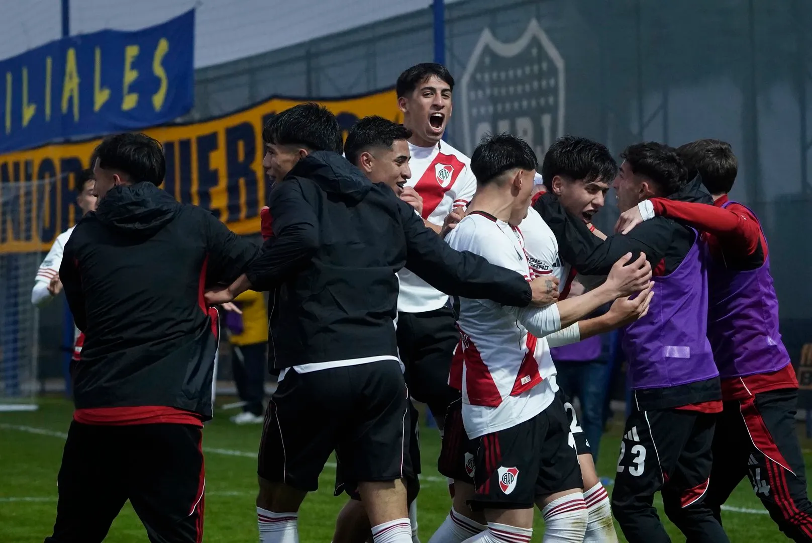 Los pibes de River celebran la victoria ante Boca en condición de visitante. (Foto: Prensa River).