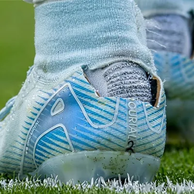 Los futbolistas rompen sus botines por una cuestión médica