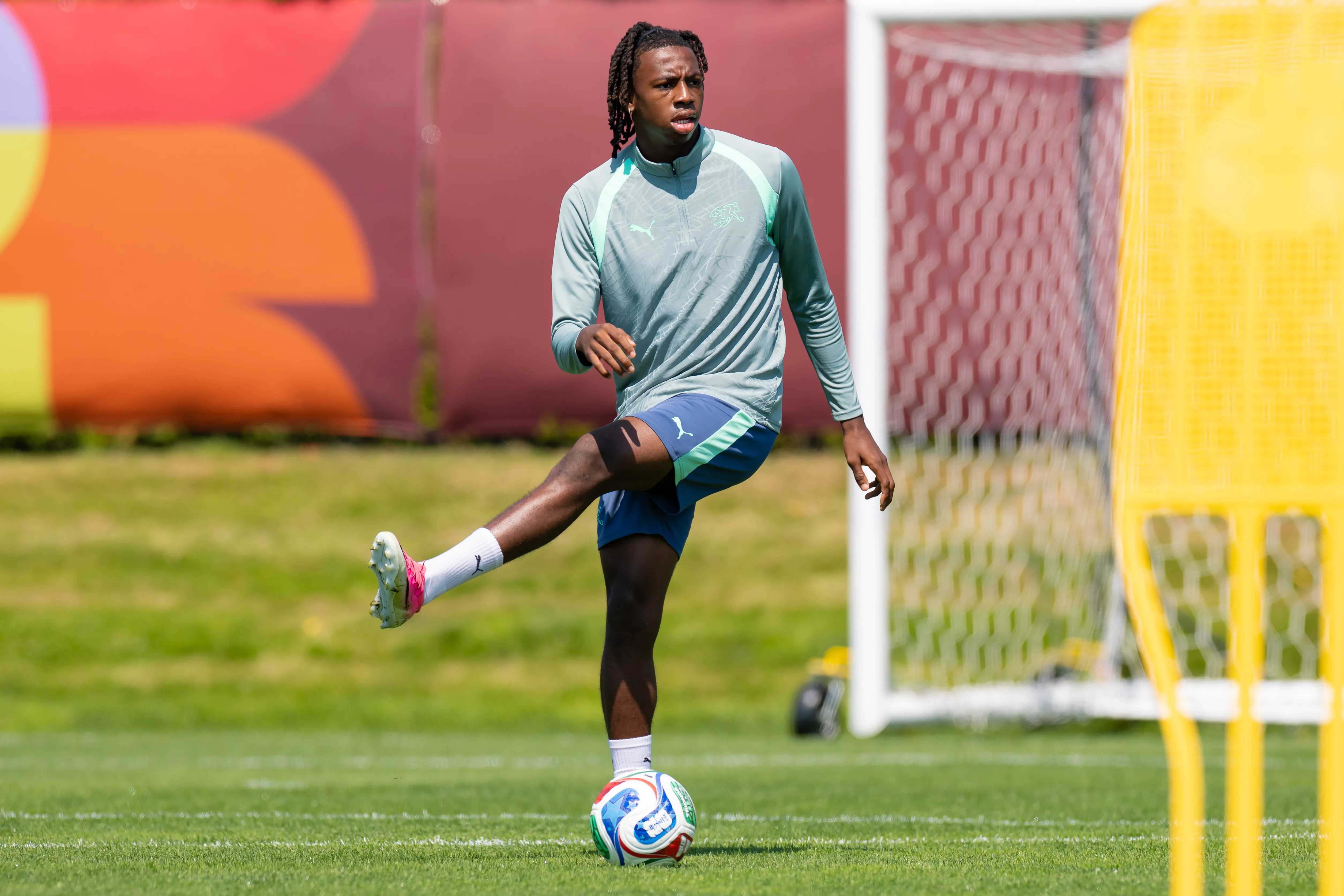 Johan Manzambi no podrá jugar contra Argentina.