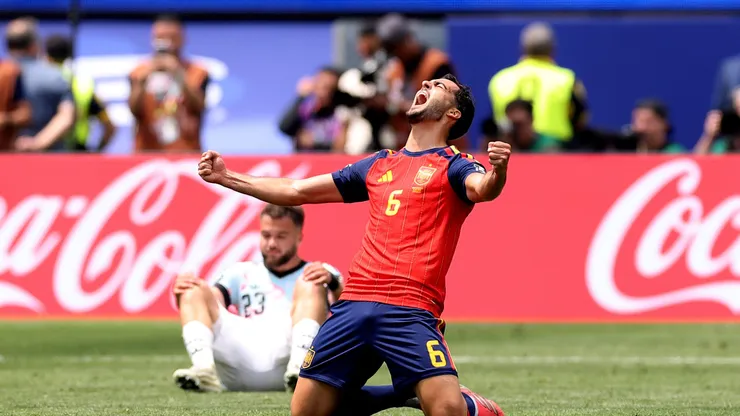 Mikel Merino celebra el tanto de la victoria española.