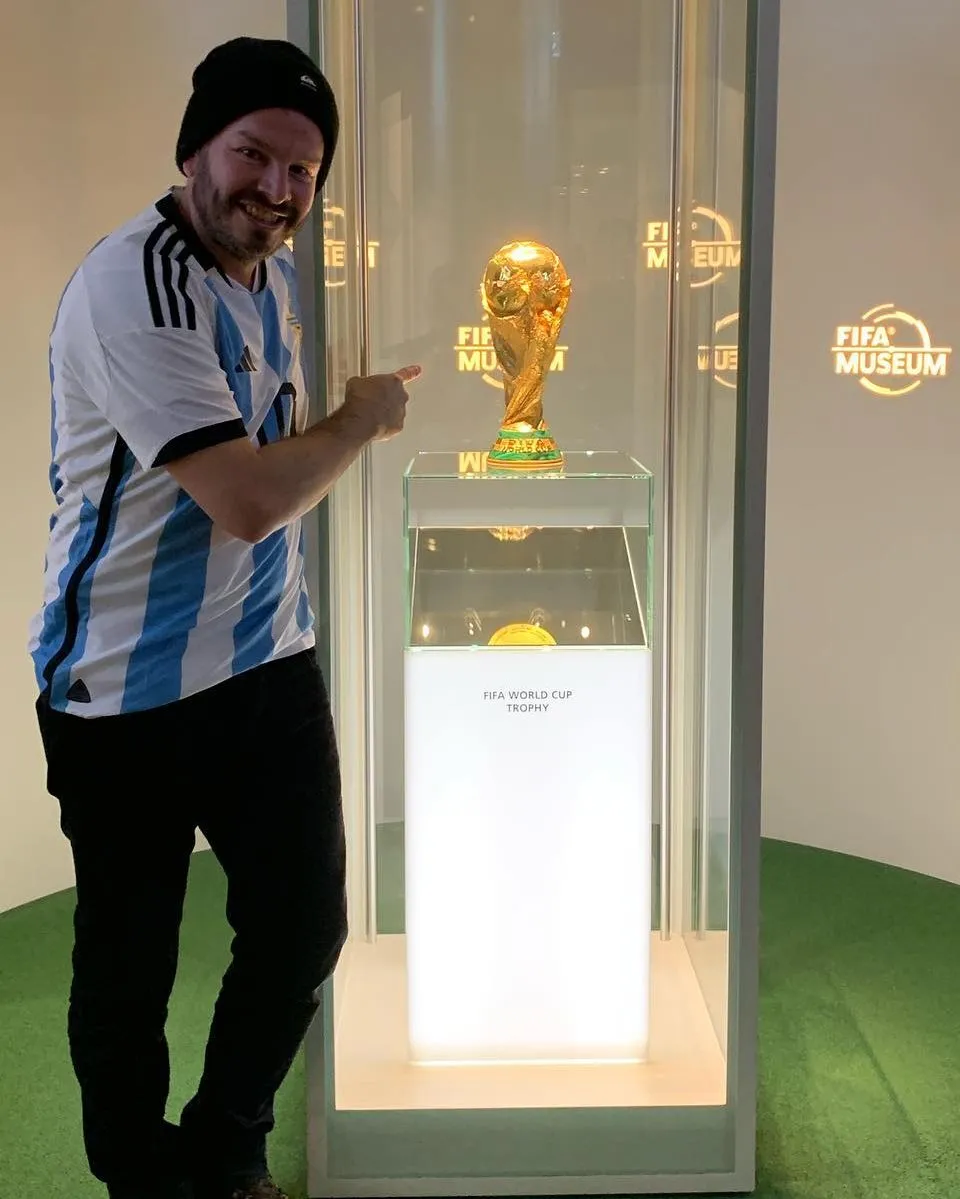 Osella con la Copa del Mundo en Suiza. IG.
